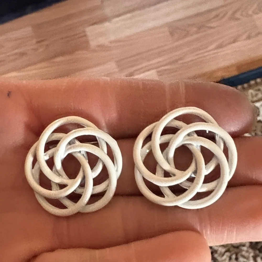 VINTAGE THICK WHITE WIRE MADE LARGE LOVE KNOT POST 1.2
